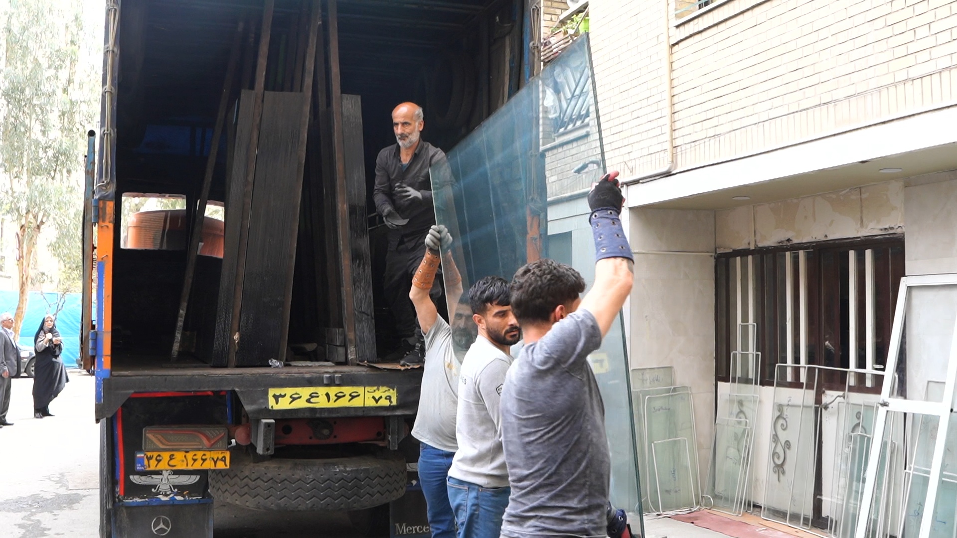 گزارش تصویری | پویش مردمی مهر مهدوی در کنار مردم در مناطق آسیب‌دیده از جنگ